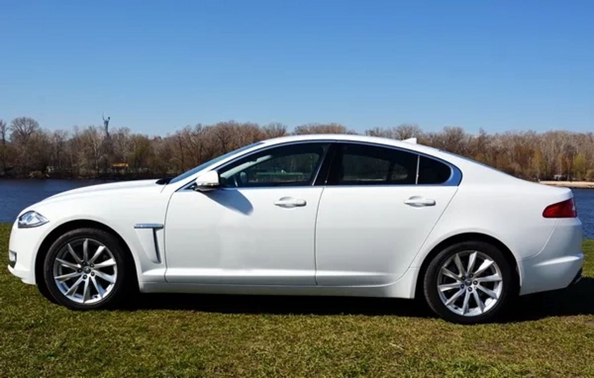 124 Авто на весілля Jaguar XF білий