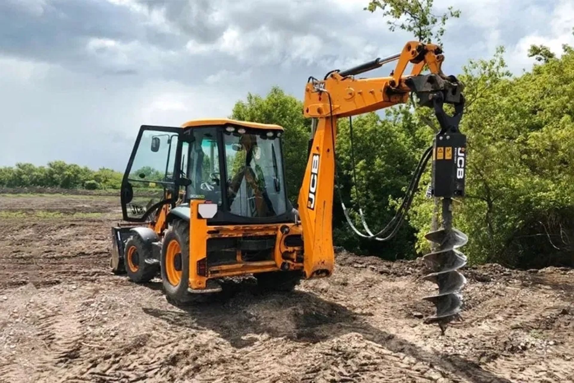 Ямобур на базі екскаватора JCB 3CX