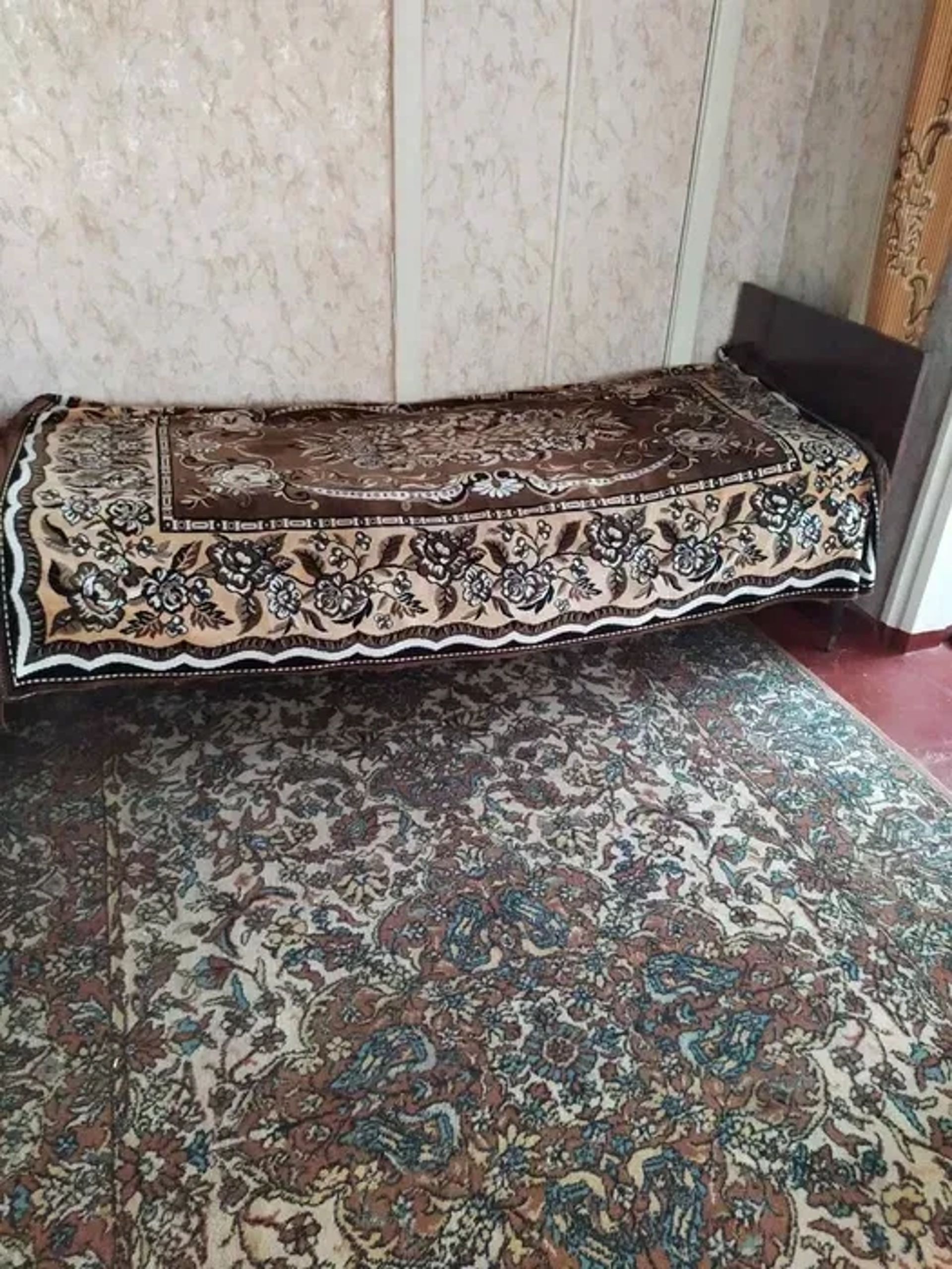 Візьму на квартиру порядних дівчат. В наявності два ліжко-місця.