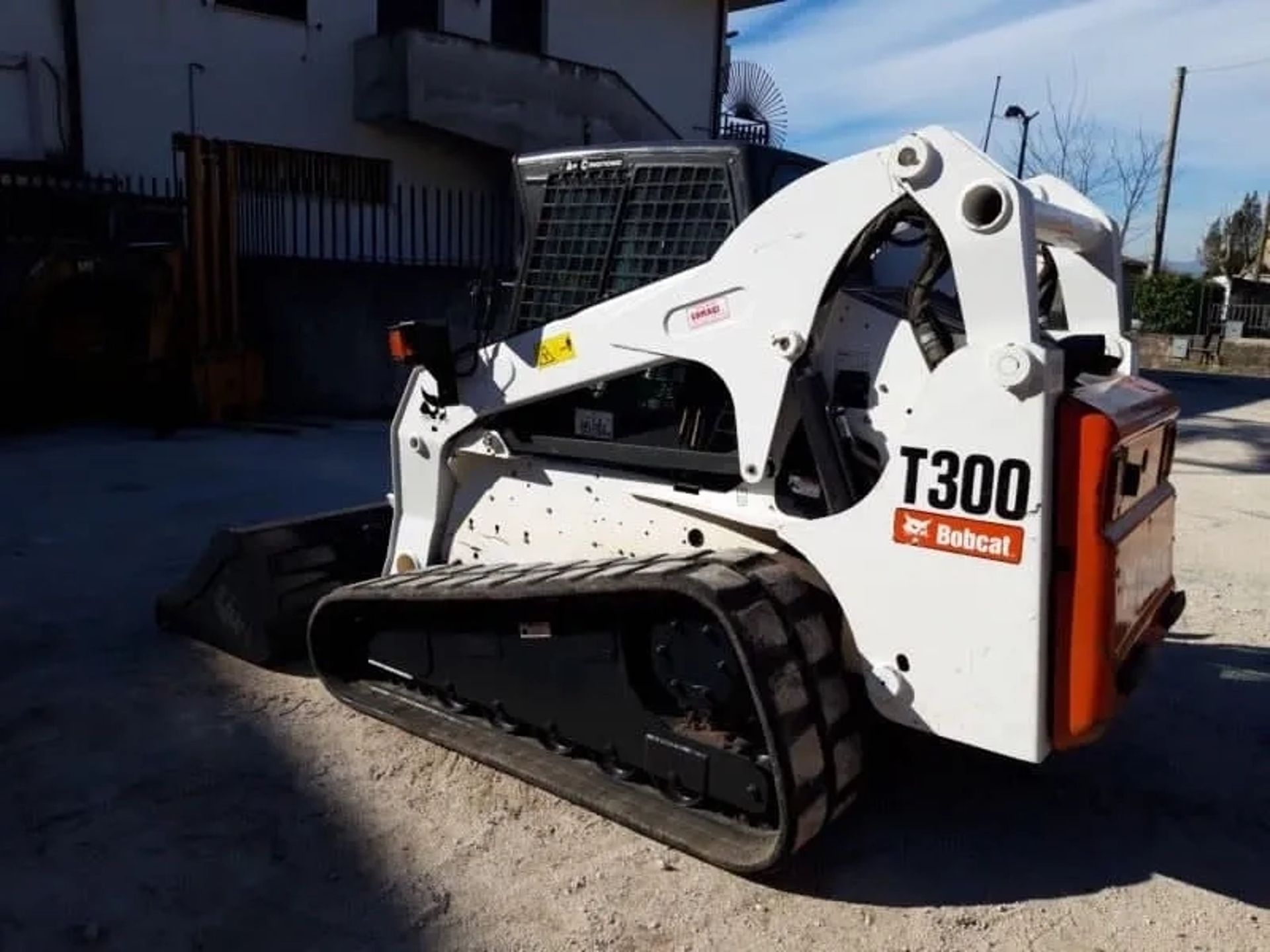 Гусеничний міні-навантажувач Bobcat T300