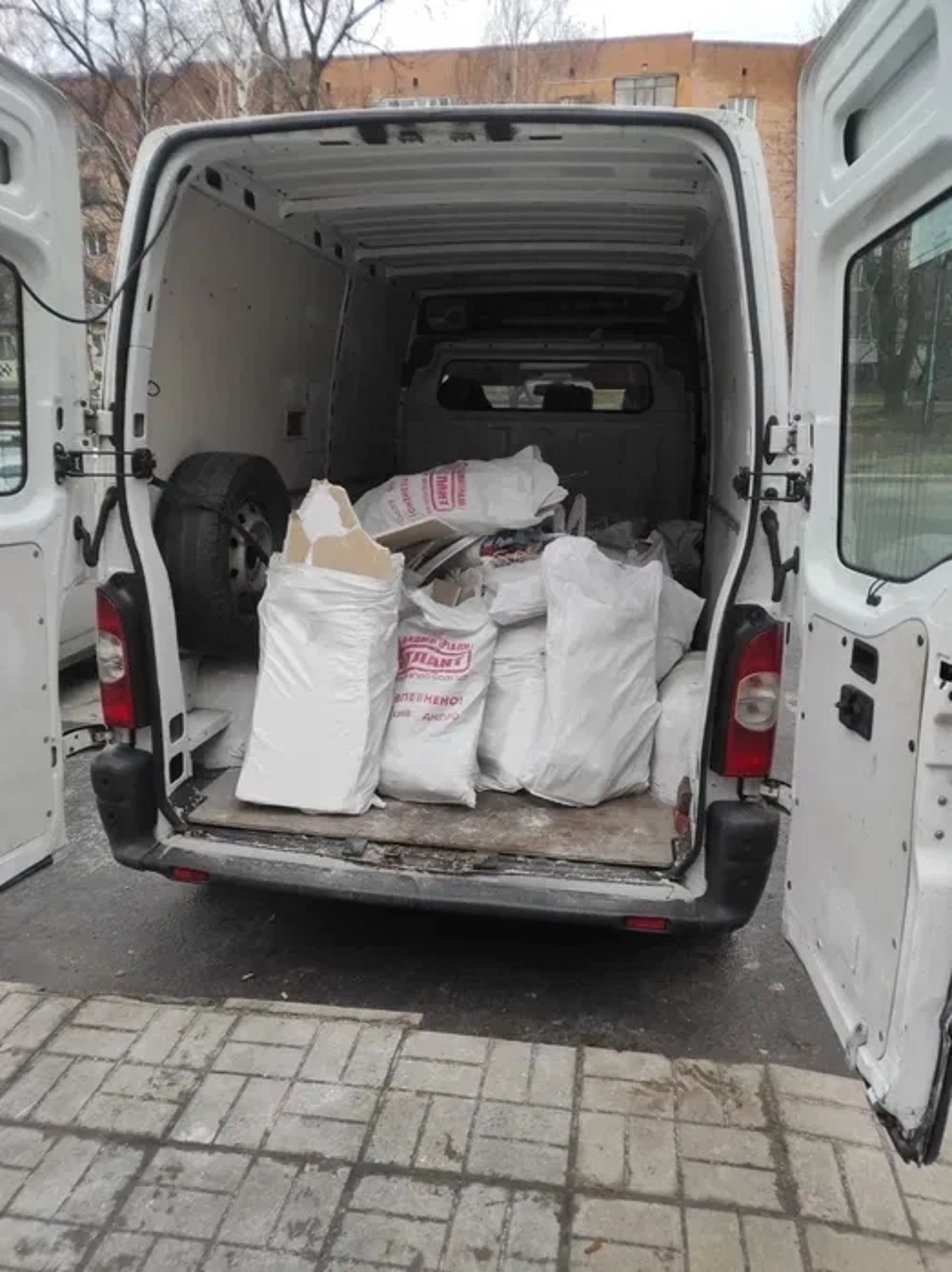 Вантажні перевезення Nissan Interstar (до 2 тонн / 10 м3)