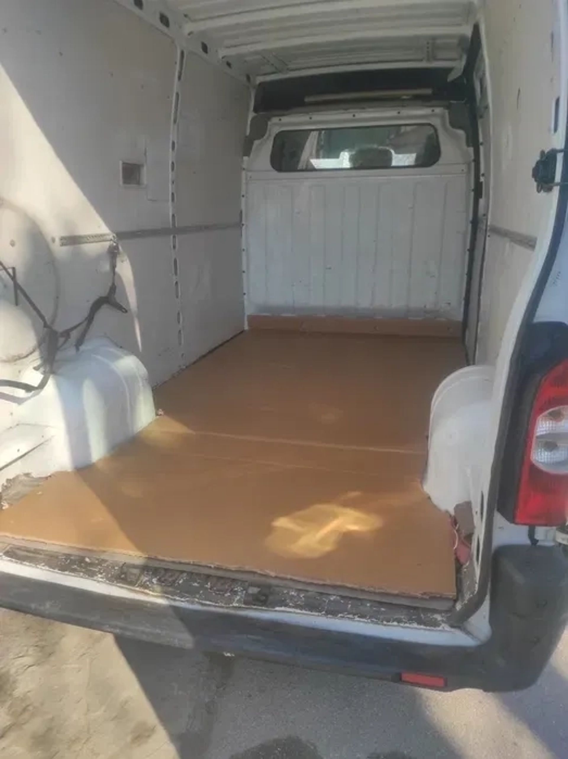 Вантажні перевезення Nissan Interstar (до 2 тонн / 10 м3)