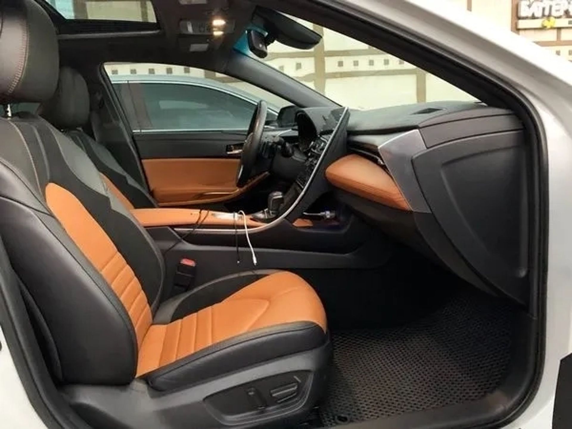 406 Toyota Avalon біла на весілля
