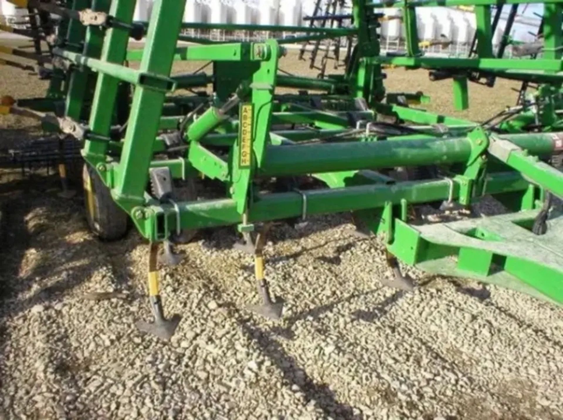 Культиватор John Deere 2210: точна обробка ґрунту