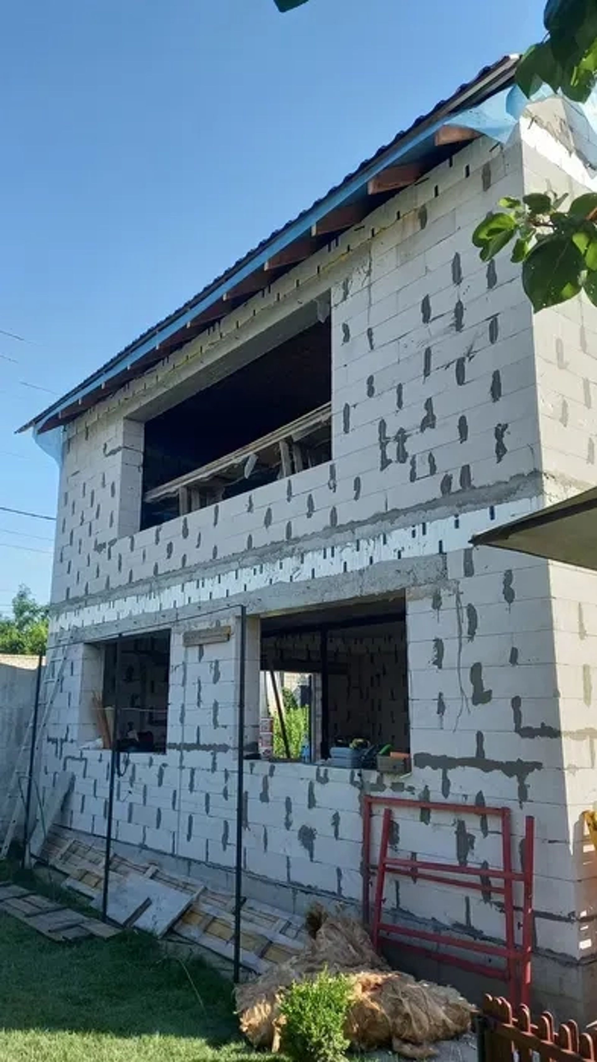 Кровельные работы под ключ: Монтаж крыши и отделки фронтонов.