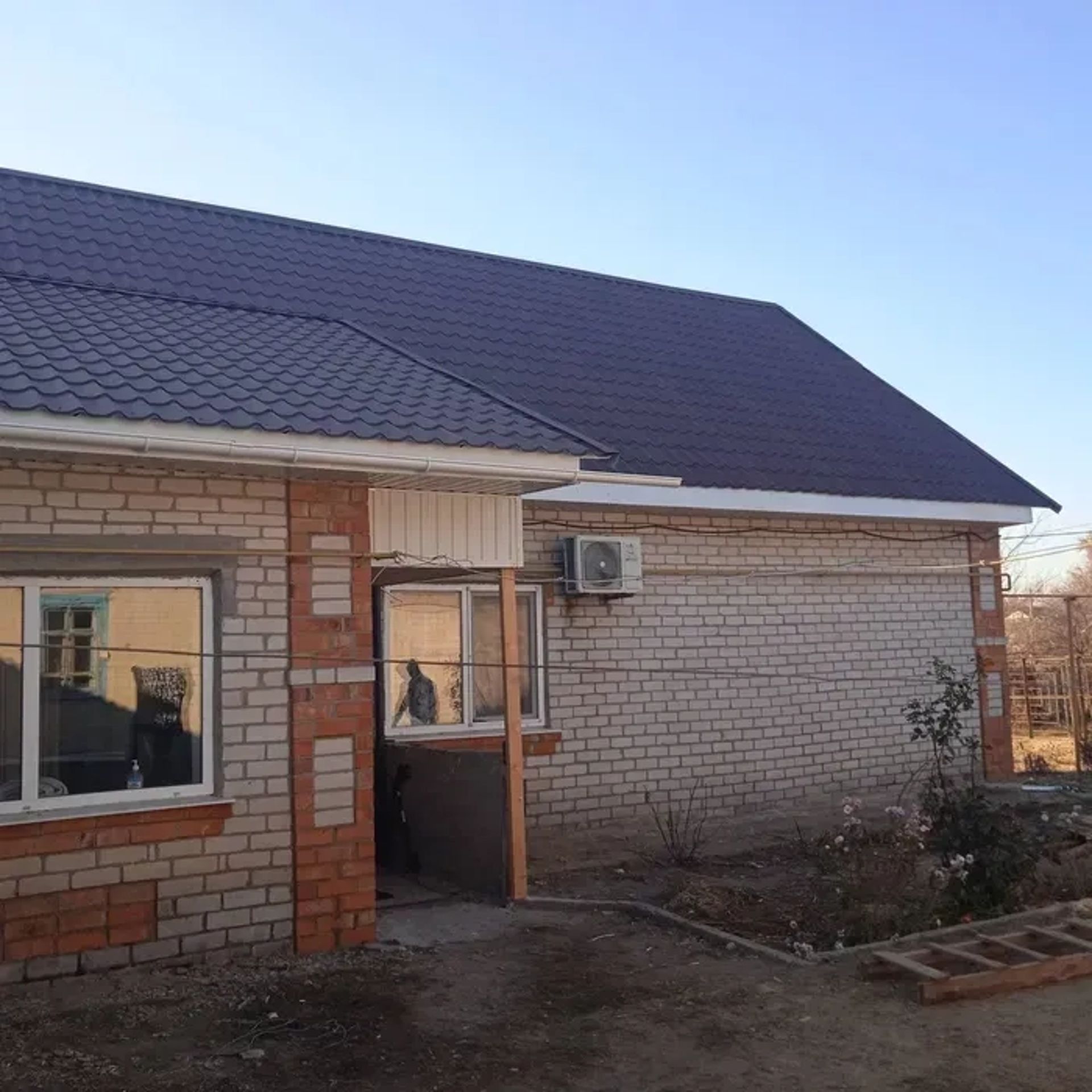 Кровельные работы под ключ: Монтаж крыши и отделки фронтонов.