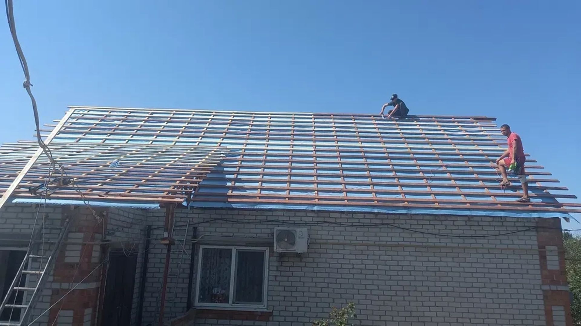 Кровельные работы под ключ: Монтаж крыши и отделки фронтонов.