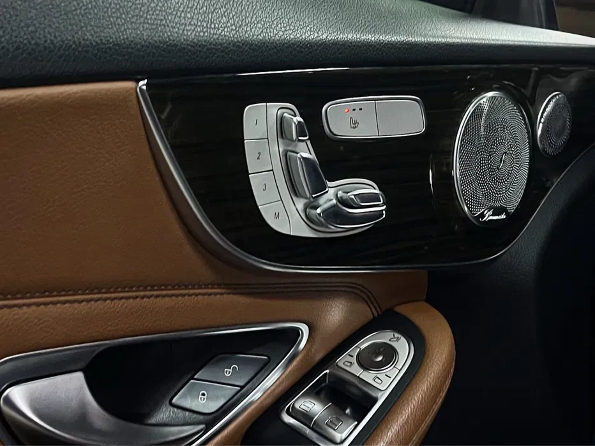 Елегантний Mercedes-Benz C 300. Авто у Відмінному Стані