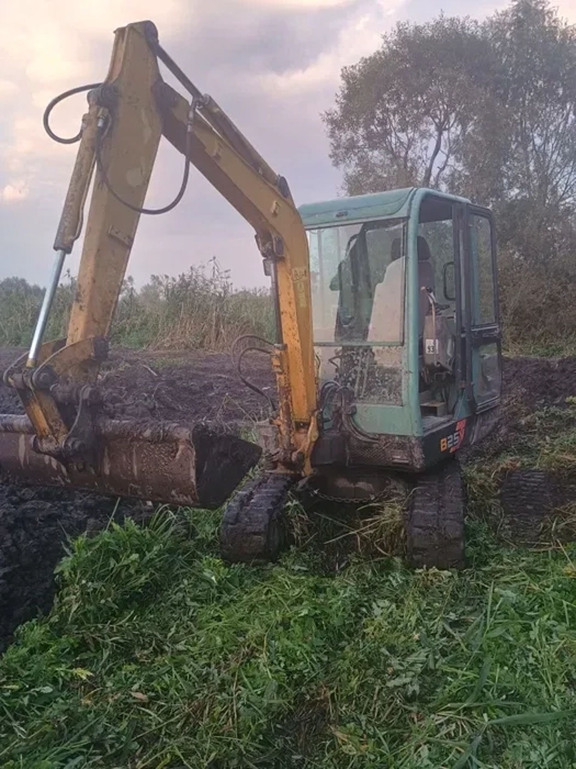 Гусеничний міні-екскаватор Yanmar B25V