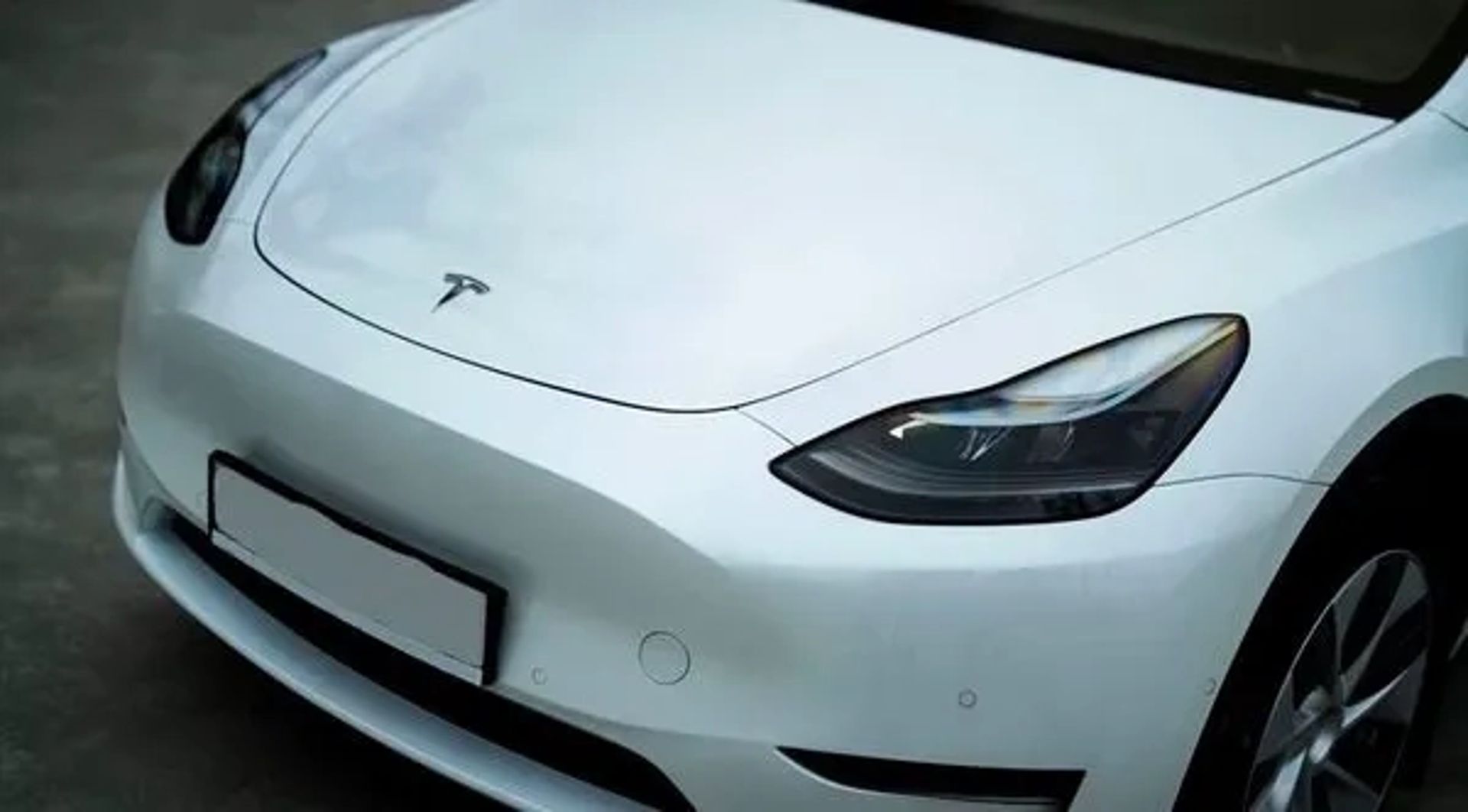033 Авто Tesla Model Y біла без водія