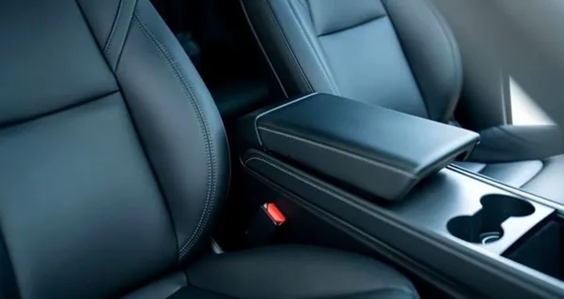 033 Авто Tesla Model Y біла без водія