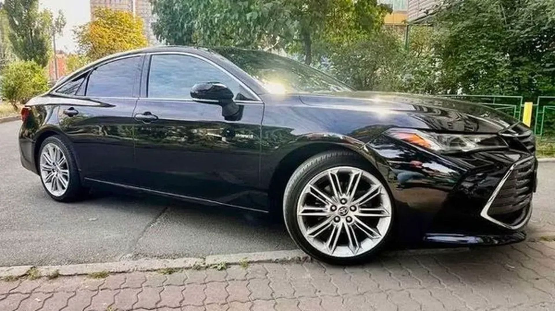 437 Toyota Avalon чорний — авто на весілля з водієм