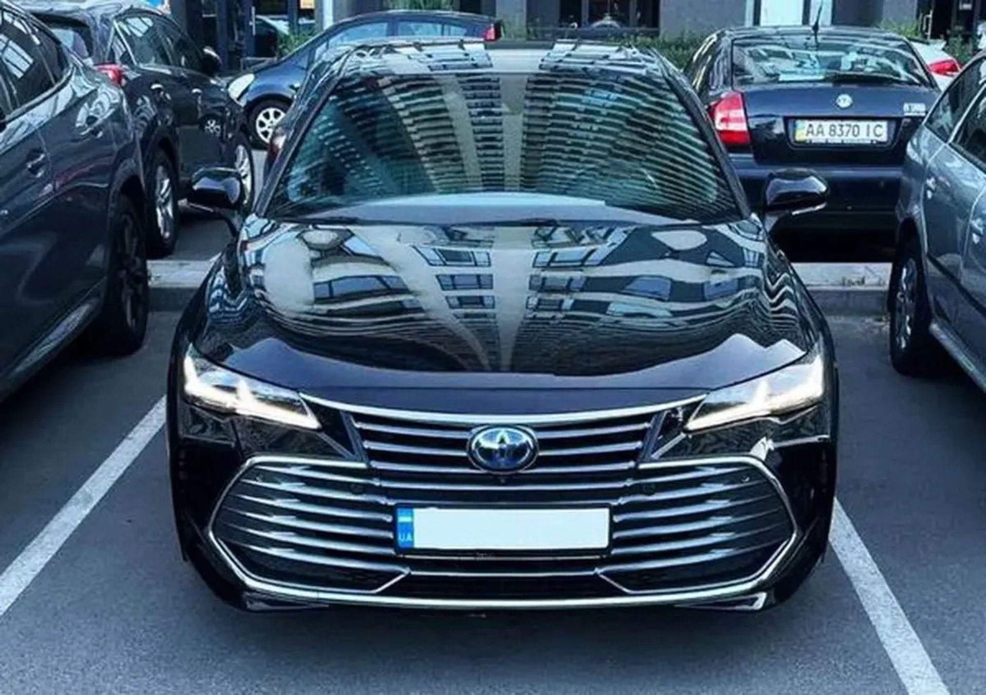 437 Toyota Avalon чорний — авто на весілля з водієм