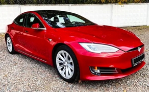 054 Tesla Model S без водія з водієм