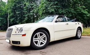 220 Кабріолет Chrysler 300C білий на весілля зйомки