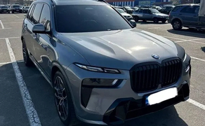 265 BMW X7 40D 2024 сірий позашляховик з водієм на весілля