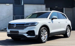 177 Позашляховик Volkswagen Touareg білий
