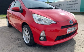 Авто Toyota Prius 2015
