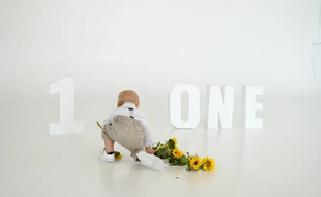 Літери букви ONE цифра один 1 для фотосесії