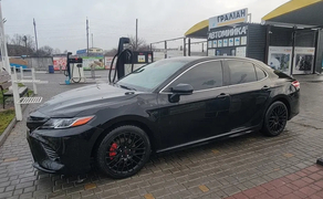 Автомобіль Toyota Camry з водієм