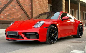091 Porsche 911 GTS червоний без водія для фото зйомки