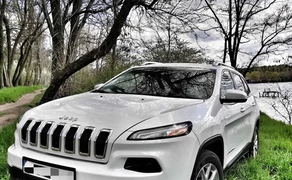 Стильне авто американць Jeep Cherokee з водієм