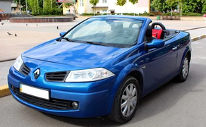 227 Кабріолета для фотосесії зйомки Renault Megane синій