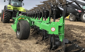  Трактор John Deere 8370R з оборотним плугом