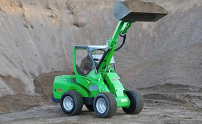 Міні навантажувач Avant Bobcat 