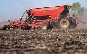 Трактор John Deere 8370R з сівалкою Väderstad Rapid 600 C