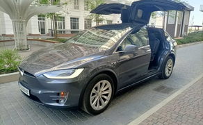 Авто Tesla X можливо під таксі