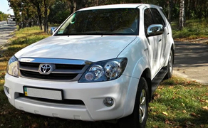 256 Позашляховик на весілля Toyota Fortuner біла