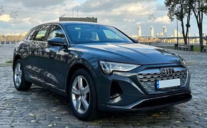 271 Audi Q8 E-tron синій без водія з водієм