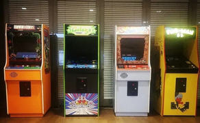 Ретро аркадні автоматі Pac-Man, Mario, Marvel