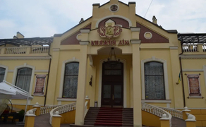 Трьохповерховий будинок для комерційних цілей