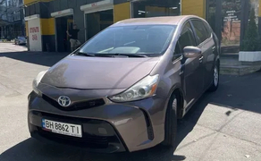 Toyota Prius V 2016 року