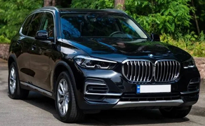 040 BMW X5 чорний позашляховик без водія