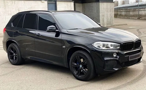 161 BMW X5 чорний джип без водія