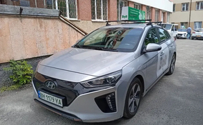 Авто Hyundai Ioniq, Nissan Leaf