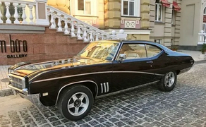 212 Ретро авто на зйомки фотосесії Buick Skylark Custom