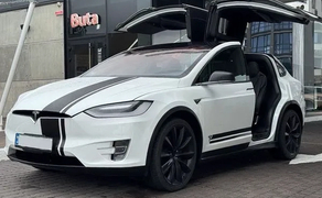 001 Tesla Model X біла на весілля