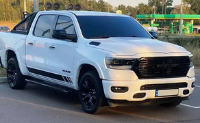 005 Пікап Ram 1500 без водія для зйомок кіно реклами