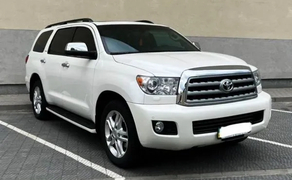 346 Броньований джип без водія Toyota Sequoia біла