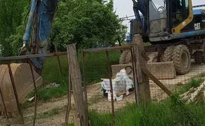 Екскаватор з гідромолотом і ковшом
