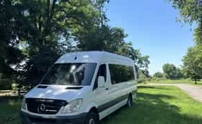 Пасажирські перевезення: бус для індивідуальних та групових поїздок.