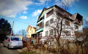 Будинок біля лісу