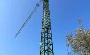 Баштовий кран з вертикальною структурою