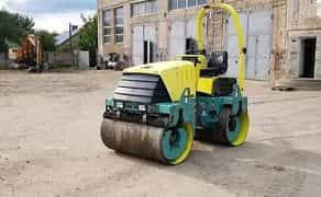 Дорожній каток з вібрацією для ущільнення покриття