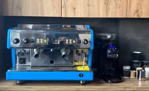 Кавомашина Astoria 2GR та Кавомолка прямого помелу Cunill Tranquilo Tron Black