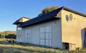 Будинок з великими гаражами, зручне розташування